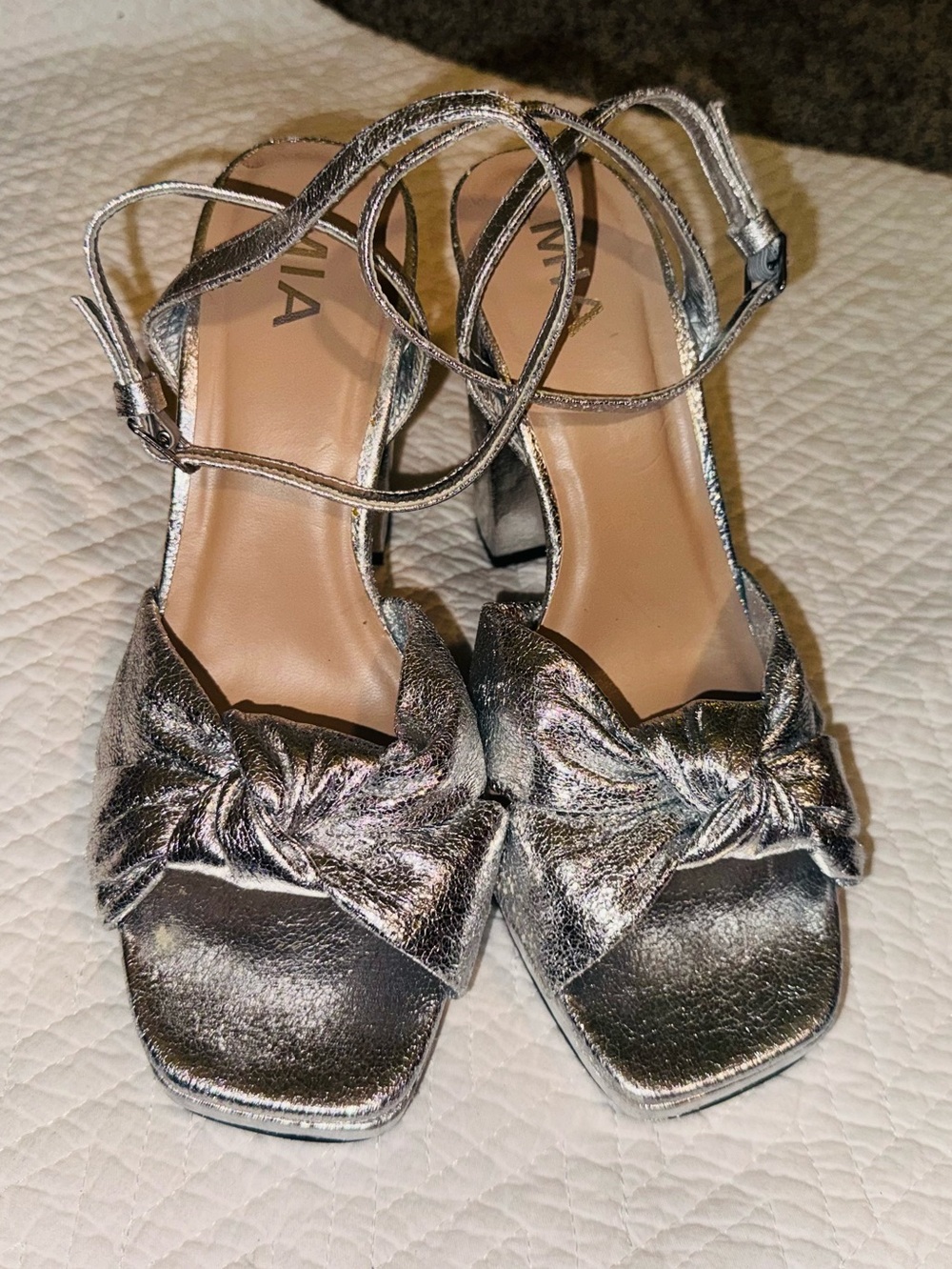 👑 Sexy Metallic Silver MIA Silver Knot Front Ankle-Strap Block Heels Size 8